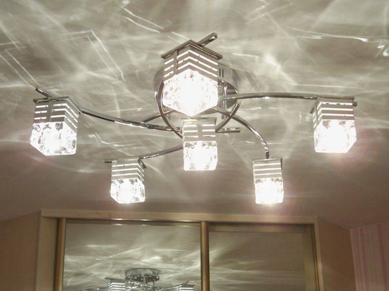 Установка потолочной люстры