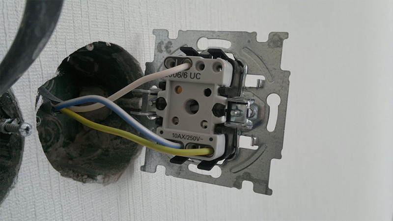 Установка внутренних одноклавишных выключателей света Установка внутренних одноклавишных выключателей света